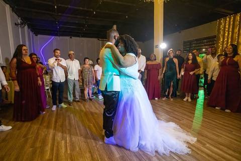 As melhores ideias e inspirações criativas de fotos de casamento registradas por fotógrafos profissionais de eventos da empresa Criativus Foto e Vídeo no Espaço Buffet Novo Sonho: Foto dos noivos na festa'