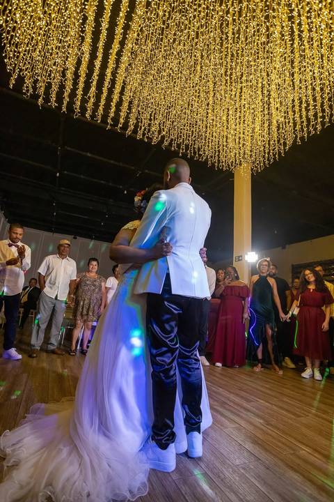 As melhores ideias e inspirações criativas de fotos de casamento registradas por fotógrafos profissionais de eventos da empresa Criativus Foto e Vídeo no Espaço Buffet Novo Sonho: Foto dos noivos na festa'