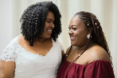 As melhores ideias e inspirações criativas de fotos de casamento registradas por fotógrafos profissionais de eventos da empresa Criativus Foto e Vídeo no Espaço Buffet Novo Sonho: Fotos do making of da noiva'