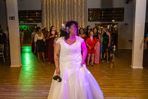 As melhores ideias e inspirações criativas de fotos de casamento registradas por fotógrafos profissionais de eventos da empresa Criativus Foto e Vídeo no Espaço Buffet Novo Sonho: Foto dos noivos na festa'