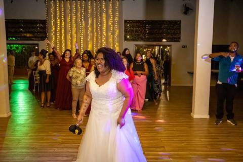 As melhores ideias e inspirações criativas de fotos de casamento registradas por fotógrafos profissionais de eventos da empresa Criativus Foto e Vídeo no Espaço Buffet Novo Sonho: Foto dos noivos na festa'