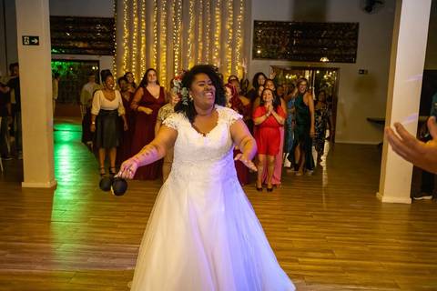 As melhores ideias e inspirações criativas de fotos de casamento registradas por fotógrafos profissionais de eventos da empresa Criativus Foto e Vídeo no Espaço Buffet Novo Sonho: Foto dos noivos na festa'