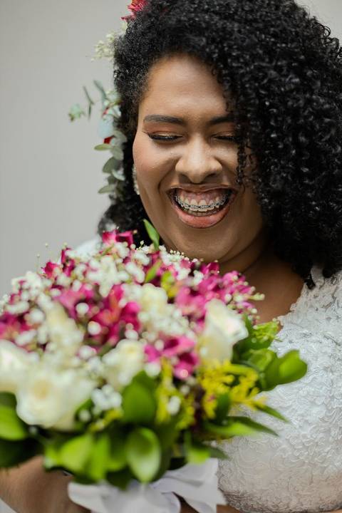 As melhores ideias e inspirações criativas de fotos de casamento registradas por fotógrafos profissionais de eventos da empresa Criativus Foto e Vídeo no Espaço Buffet Novo Sonho: Fotos do making of da noiva'