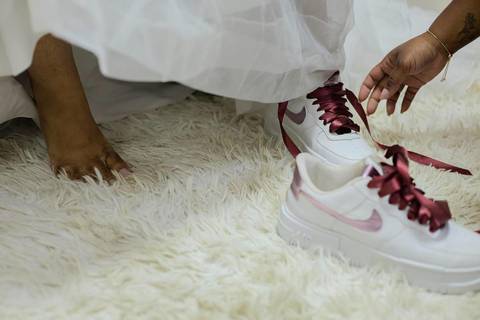 As melhores ideias e inspirações criativas de fotos de casamento registradas por fotógrafos profissionais de eventos da empresa Criativus Foto e Vídeo no Espaço Buffet Novo Sonho: Fotos do making of da noiva'