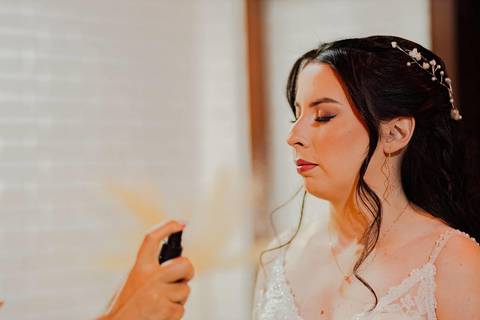 As melhores ideias e inspirações criativas de fotos de casamento registradas por fotógrafos profissionais de eventos da empresa Criativus Foto e Vídeo do making of da noiva'
