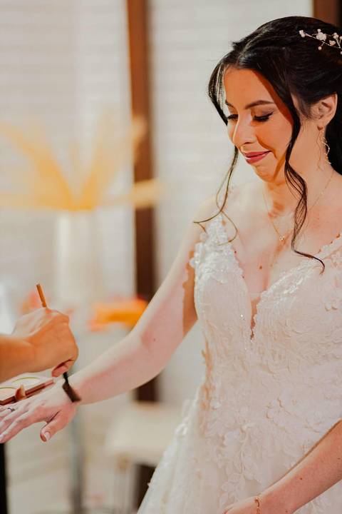 As melhores ideias e inspirações criativas de fotos de casamento registradas por fotógrafos profissionais de eventos da empresa Criativus Foto e Vídeo do making of da noiva'