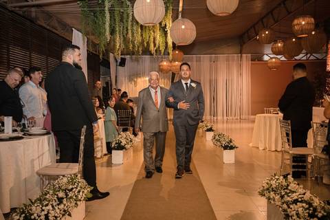 As melhores ideias e inspirações criativas de fotos de casamento registradas por fotógrafos profissionais de eventos da empresa Criativus Foto e Vídeo no Espaço Mariah: Fotos do momento da cerimônia'