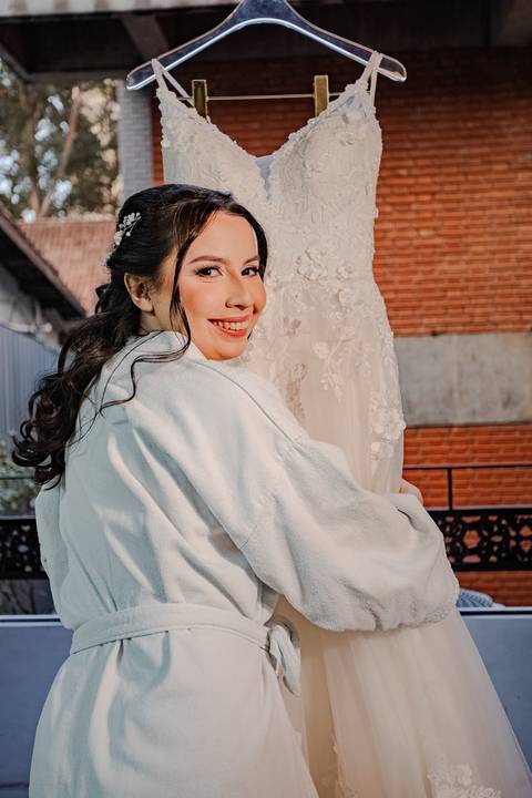 As melhores ideias e inspirações criativas de fotos de casamento registradas por fotógrafos profissionais de eventos da empresa Criativus Foto e Vídeo do making of da noiva'