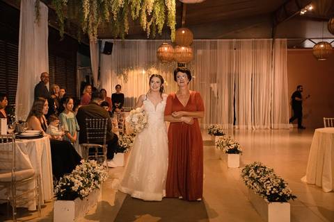 As melhores ideias e inspirações criativas de fotos de casamento registradas por fotógrafos profissionais de eventos da empresa Criativus Foto e Vídeo no Espaço Mariah: Fotos do momento da cerimônia'