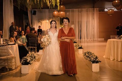 As melhores ideias e inspirações criativas de fotos de casamento registradas por fotógrafos profissionais de eventos da empresa Criativus Foto e Vídeo no Espaço Mariah: Fotos do momento da cerimônia'