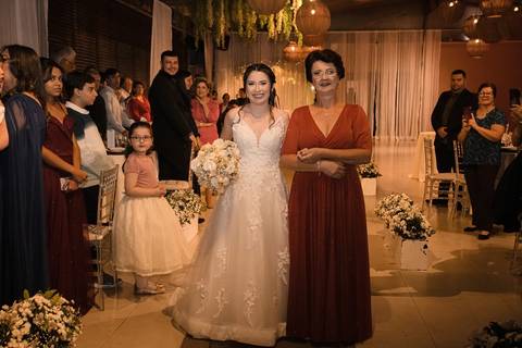 As melhores ideias e inspirações criativas de fotos de casamento registradas por fotógrafos profissionais de eventos da empresa Criativus Foto e Vídeo no Espaço Mariah: Fotos do momento da cerimônia'