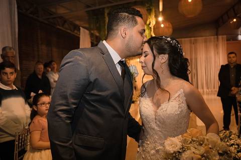 As melhores ideias e inspirações criativas de fotos de casamento registradas por fotógrafos profissionais de eventos da empresa Criativus Foto e Vídeo no Espaço Mariah: Fotos do momento da cerimônia'