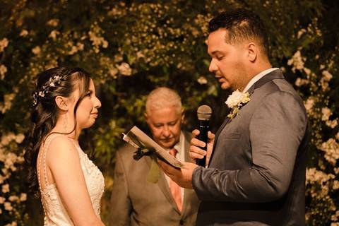 As melhores ideias e inspirações criativas de fotos de casamento registradas por fotógrafos profissionais de eventos da empresa Criativus Foto e Vídeo no Espaço Mariah: Fotos do momento da cerimônia'