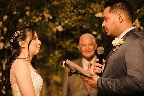 As melhores ideias e inspirações criativas de fotos de casamento registradas por fotógrafos profissionais de eventos da empresa Criativus Foto e Vídeo no Espaço Mariah: Fotos do momento da cerimônia'