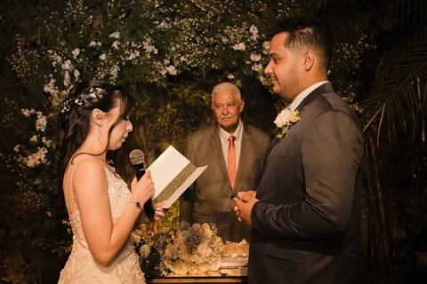 As melhores ideias e inspirações criativas de fotos de casamento registradas por fotógrafos profissionais de eventos da empresa Criativus Foto e Vídeo no Espaço Mariah: Fotos do momento da cerimônia'