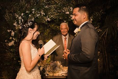 As melhores ideias e inspirações criativas de fotos de casamento registradas por fotógrafos profissionais de eventos da empresa Criativus Foto e Vídeo no Espaço Mariah: Fotos do momento da cerimônia'