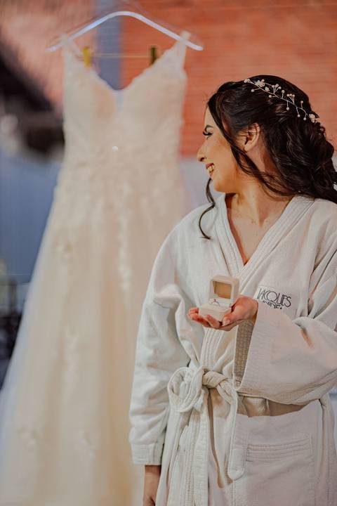 As melhores ideias e inspirações criativas de fotos de casamento registradas por fotógrafos profissionais de eventos da empresa Criativus Foto e Vídeo do making of da noiva'