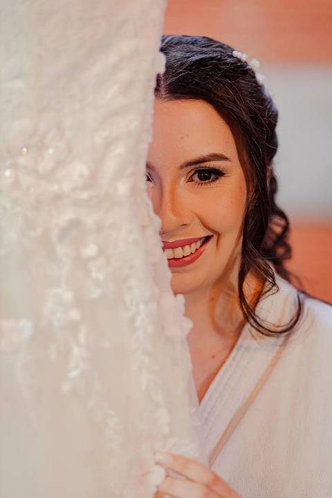 As melhores ideias e inspirações criativas de fotos de casamento registradas por fotógrafos profissionais de eventos da empresa Criativus Foto e Vídeo do making of da noiva'