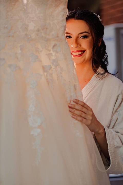 As melhores ideias e inspirações criativas de fotos de casamento registradas por fotógrafos profissionais de eventos da empresa Criativus Foto e Vídeo do making of da noiva'