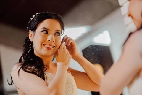 As melhores ideias e inspirações criativas de fotos de casamento registradas por fotógrafos profissionais de eventos da empresa Criativus Foto e Vídeo do making of da noiva'