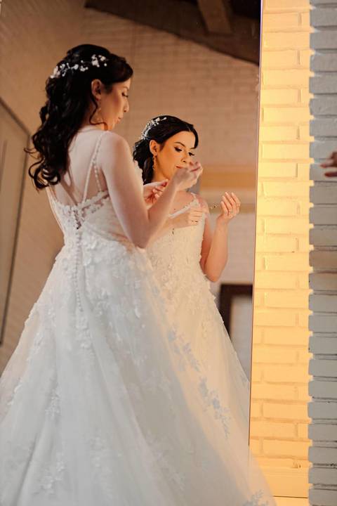 As melhores ideias e inspirações criativas de fotos de casamento registradas por fotógrafos profissionais de eventos da empresa Criativus Foto e Vídeo do making of da noiva'