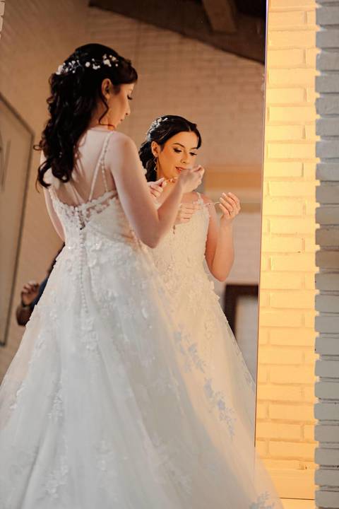 As melhores ideias e inspirações criativas de fotos de casamento registradas por fotógrafos profissionais de eventos da empresa Criativus Foto e Vídeo do making of da noiva'