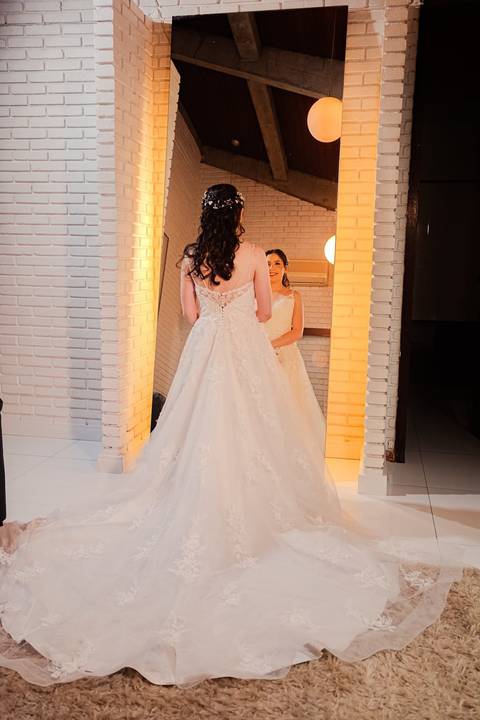 As melhores ideias e inspirações criativas de fotos de casamento registradas por fotógrafos profissionais de eventos da empresa Criativus Foto e Vídeo do making of da noiva'