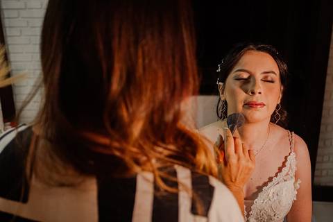 As melhores ideias e inspirações criativas de fotos de casamento registradas por fotógrafos profissionais de eventos da empresa Criativus Foto e Vídeo do making of da noiva'