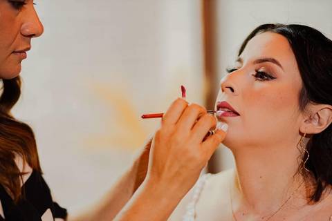 As melhores ideias e inspirações criativas de fotos de casamento registradas por fotógrafos profissionais de eventos da empresa Criativus Foto e Vídeo do making of da noiva'