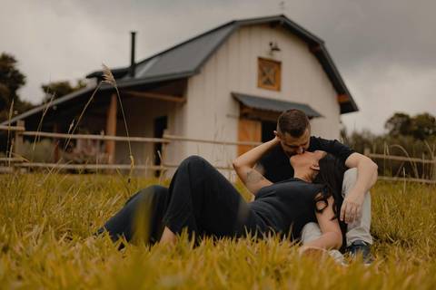 As melhores ideias e inspirações criativas de fotos de ensaio pré casamento registradas por profissionais de eventos da empresa Criativus Foto e Vídeo na Casa Celeiro'