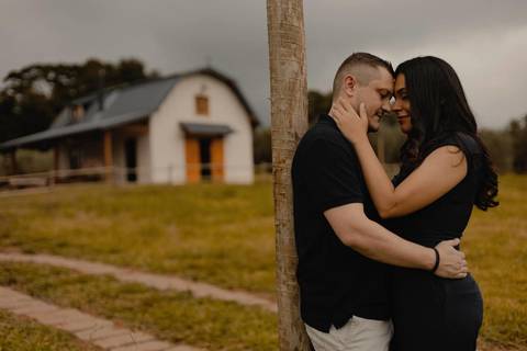 As melhores ideias e inspirações criativas de fotos de ensaio pré casamento registradas por profissionais de eventos da empresa Criativus Foto e Vídeo na Casa Celeiro'
