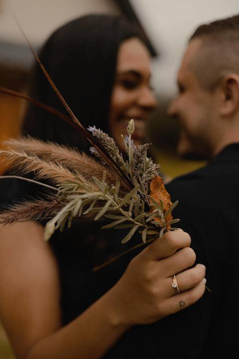 As melhores ideias e inspirações criativas de fotos de ensaio pré casamento registradas por profissionais de eventos da empresa Criativus Foto e Vídeo na Casa Celeiro'