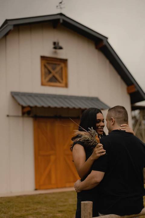 As melhores ideias e inspirações criativas de fotos de ensaio pré casamento registradas por profissionais de eventos da empresa Criativus Foto e Vídeo na Casa Celeiro'