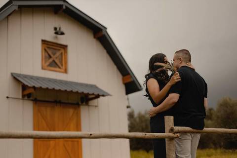 As melhores ideias e inspirações criativas de fotos de ensaio pré casamento registradas por profissionais de eventos da empresa Criativus Foto e Vídeo na Casa Celeiro'