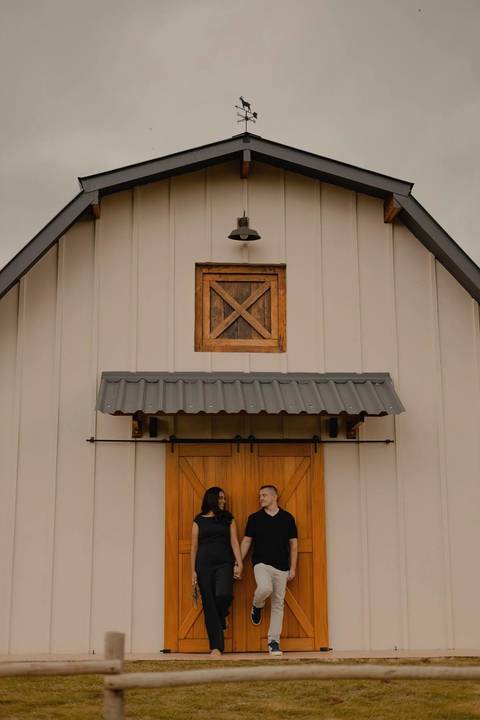 As melhores ideias e inspirações criativas de fotos de ensaio pré casamento registradas por profissionais de eventos da empresa Criativus Foto e Vídeo na Casa Celeiro'