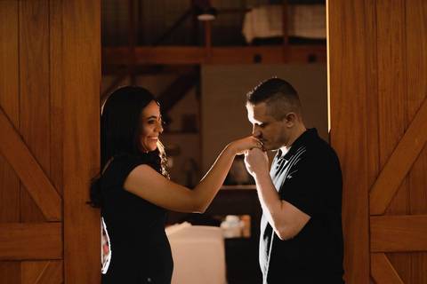 As melhores ideias e inspirações criativas de fotos de ensaio pré casamento registradas por profissionais de eventos da empresa Criativus Foto e Vídeo na Casa Celeiro'