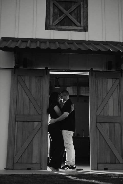 As melhores ideias e inspirações criativas de fotos de ensaio pré casamento registradas por profissionais de eventos da empresa Criativus Foto e Vídeo na Casa Celeiro'