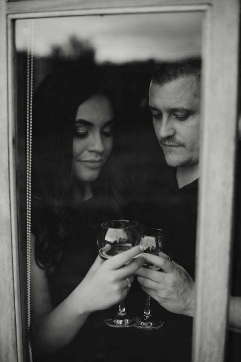 As melhores ideias e inspirações criativas de fotos de ensaio pré casamento registradas por profissionais de eventos da empresa Criativus Foto e Vídeo na Casa Celeiro'