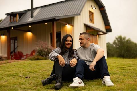 As melhores ideias e inspirações criativas de fotos de ensaio pré casamento registradas por profissionais de eventos da empresa Criativus Foto e Vídeo na Casa Celeiro'