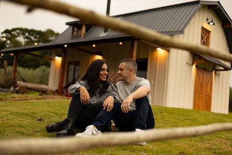 As melhores ideias e inspirações criativas de fotos de ensaio pré casamento registradas por profissionais de eventos da empresa Criativus Foto e Vídeo na Casa Celeiro'