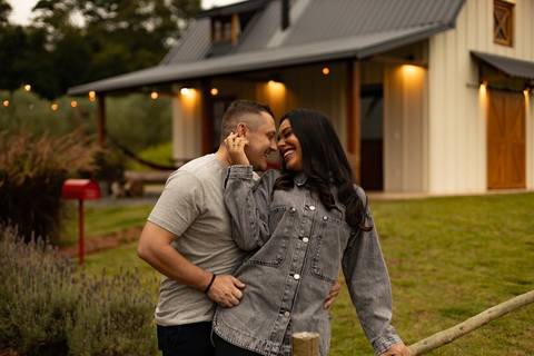 As melhores ideias e inspirações criativas de fotos de ensaio pré casamento registradas por profissionais de eventos da empresa Criativus Foto e Vídeo na Casa Celeiro'