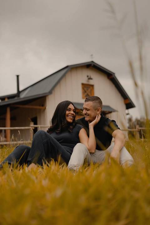 As melhores ideias e inspirações criativas de fotos de ensaio pré casamento registradas por profissionais de eventos da empresa Criativus Foto e Vídeo na Casa Celeiro'