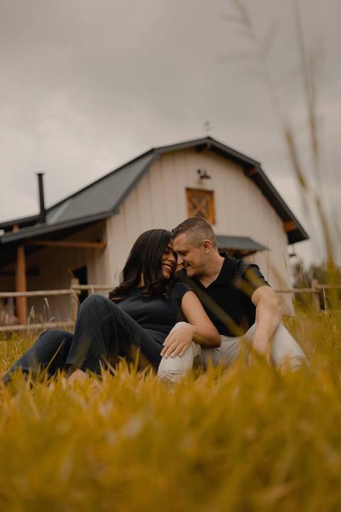 As melhores ideias e inspirações criativas de fotos de ensaio pré casamento registradas por profissionais de eventos da empresa Criativus Foto e Vídeo na Casa Celeiro'