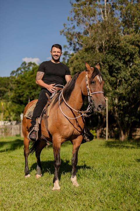 As melhores ideias e inspirações criativas de fotos de ensaio pré casamento registradas por profissionais de eventos da empresa Criativus Foto e Vídeo na Chácara do Casal com Cavalos'