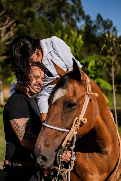 As melhores ideias e inspirações criativas de fotos de ensaio pré casamento registradas por profissionais de eventos da empresa Criativus Foto e Vídeo na Chácara do Casal com Cavalos'