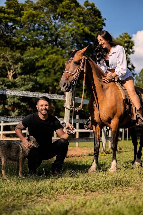 As melhores ideias e inspirações criativas de fotos de ensaio pré casamento registradas por profissionais de eventos da empresa Criativus Foto e Vídeo na Chácara do Casal com Cavalos'
