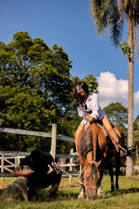 As melhores ideias e inspirações criativas de fotos de ensaio pré casamento registradas por profissionais de eventos da empresa Criativus Foto e Vídeo na Chácara do Casal com Cavalos'