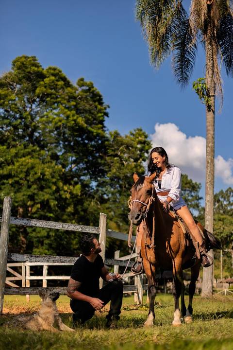 As melhores ideias e inspirações criativas de fotos de ensaio pré casamento registradas por profissionais de eventos da empresa Criativus Foto e Vídeo na Chácara do Casal com Cavalos'