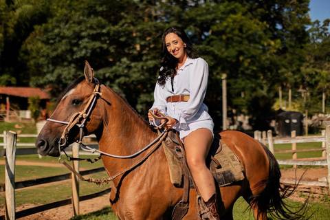 As melhores ideias e inspirações criativas de fotos de ensaio pré casamento registradas por profissionais de eventos da empresa Criativus Foto e Vídeo na Chácara do Casal com Cavalos'