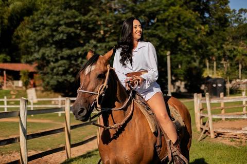 As melhores ideias e inspirações criativas de fotos de ensaio pré casamento registradas por profissionais de eventos da empresa Criativus Foto e Vídeo na Chácara do Casal com Cavalos'